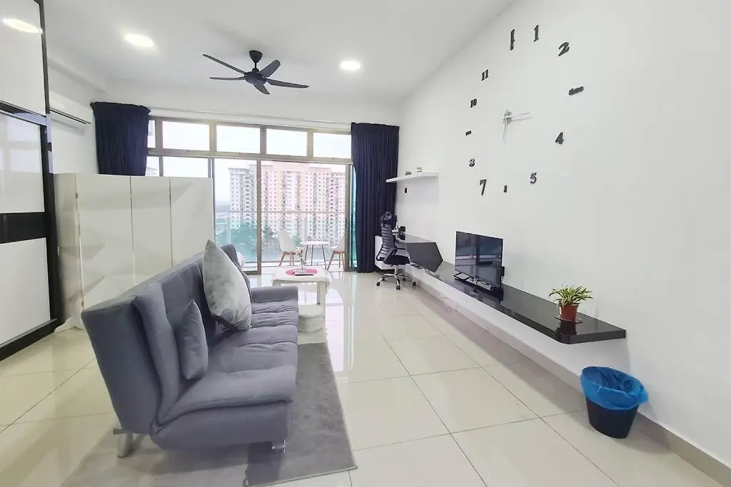 Studio Balcony Lake View Palazio Austin Ikea Aeon By Gdragon Homestay Johor Bahru